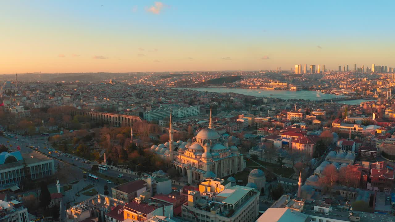 la mezquita de estambul y la vista panorámica de la ciudad desde el vuelo. vista aérea 4k.