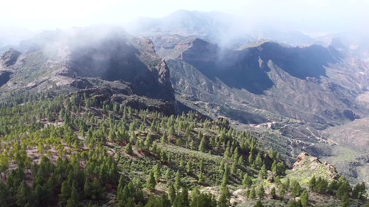 paisaje montañoso en roque nublo durante una mañana nublada en gran canaria, españa