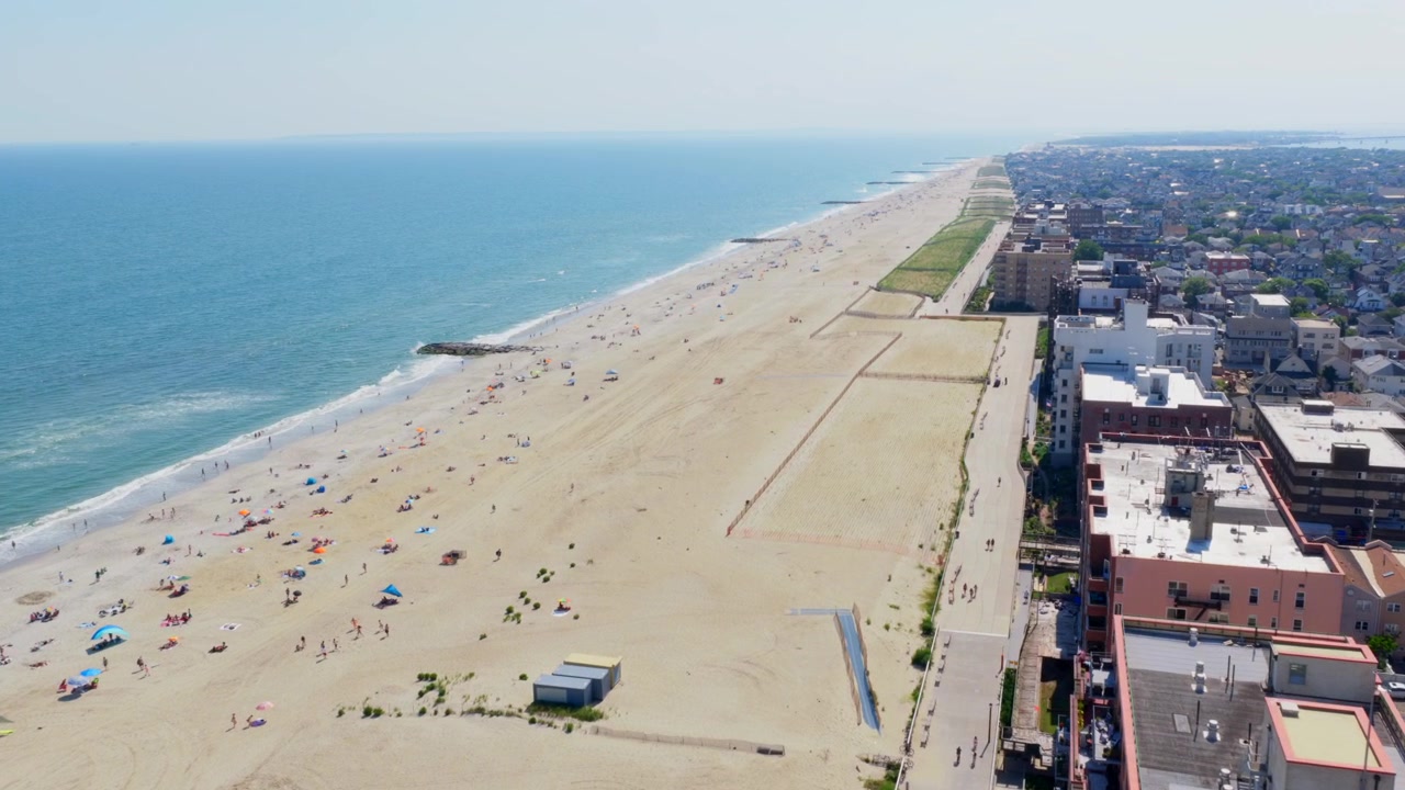 Rockaway Beach, New York, 4K-dronekuva rannasta, Atlantin valtameri. Queens.