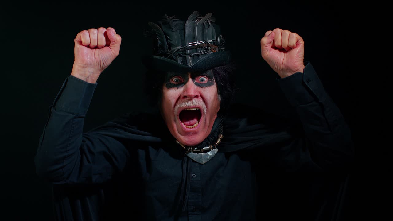 할로윈의 마법사 의상을 입은 악의적인 은이가 스트레스 문제로 비명을 지르며 공포와 절망감을 느다.