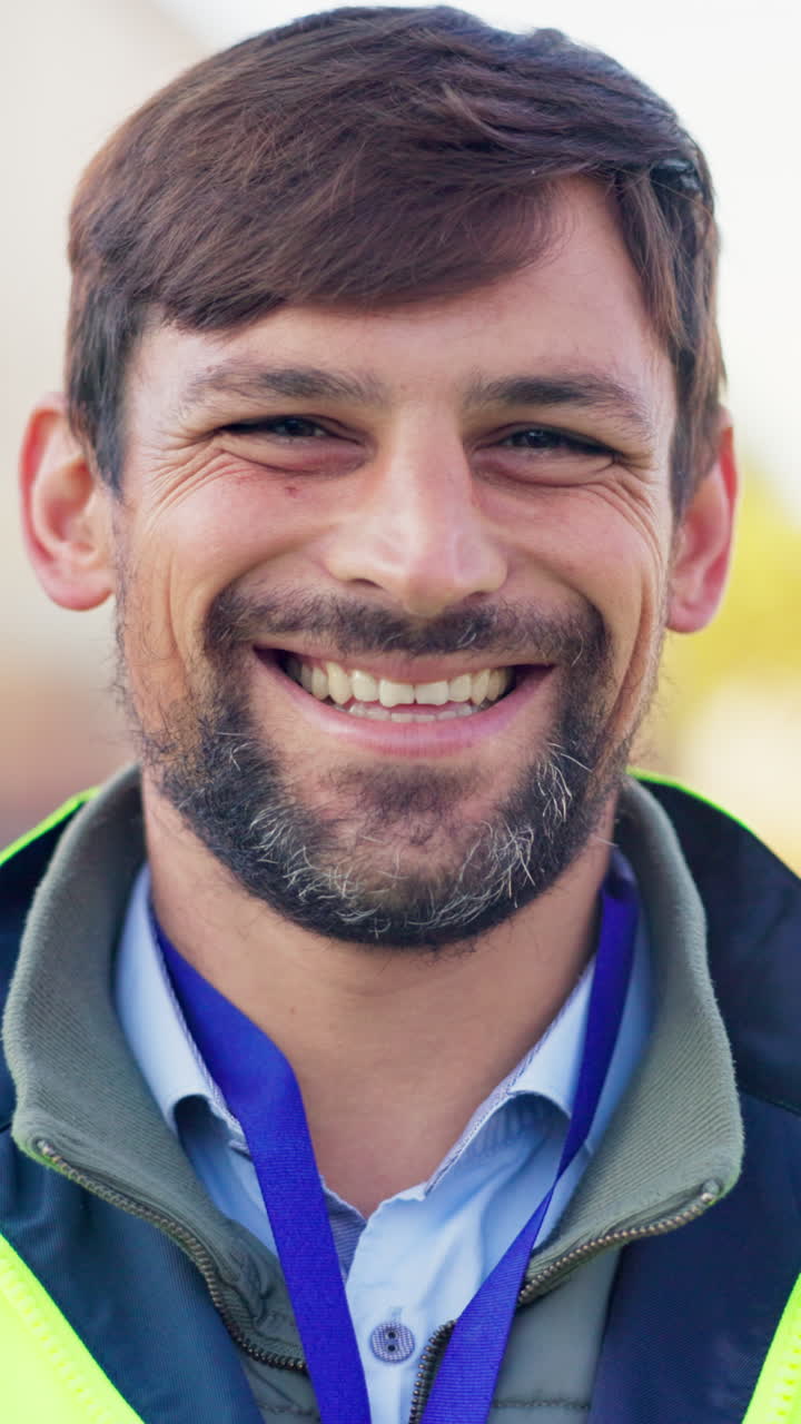 retrato de un hombre sonriente con barba