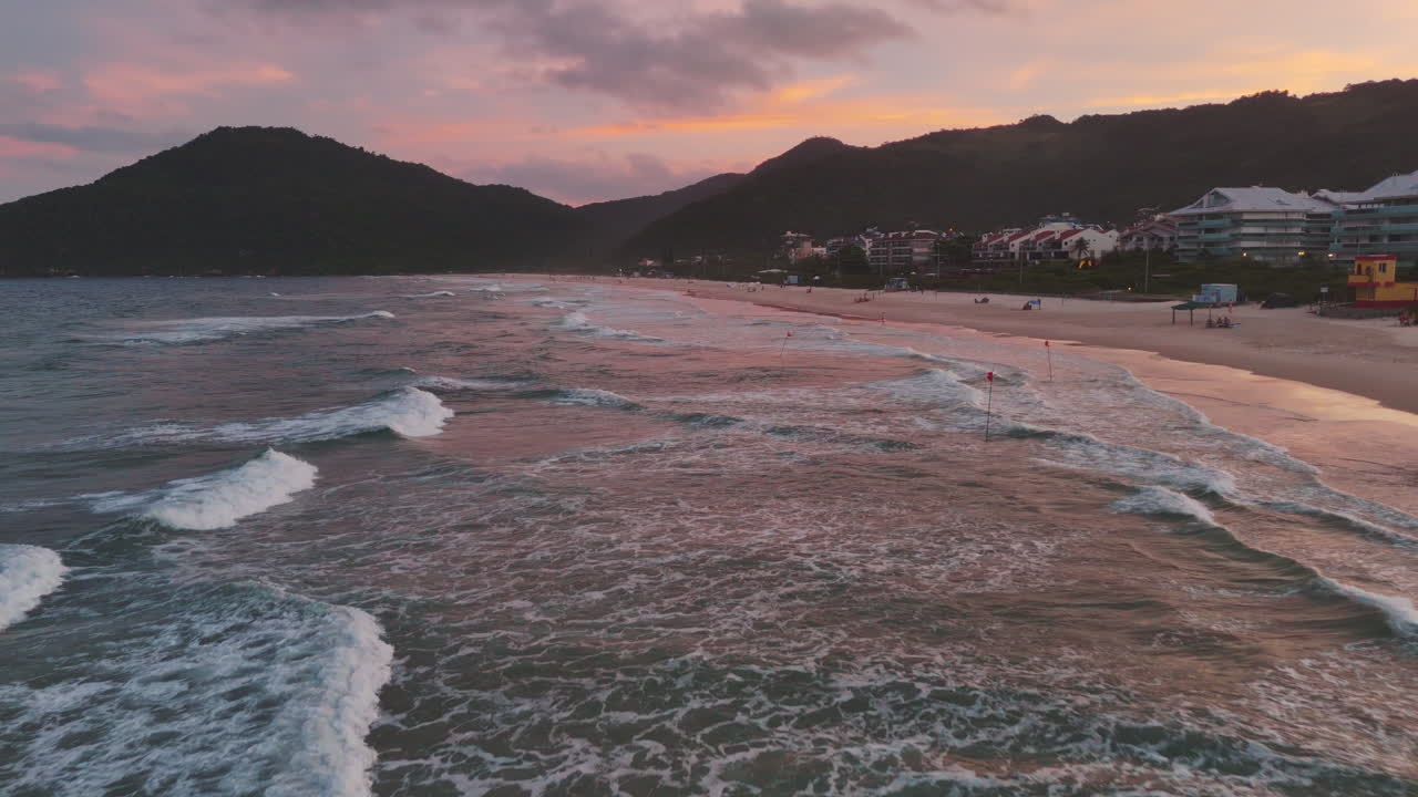 una impresionante vista de pájaro de una puesta de sol impresionante sobre praia brava, florianópolis, santa catarina, brasil