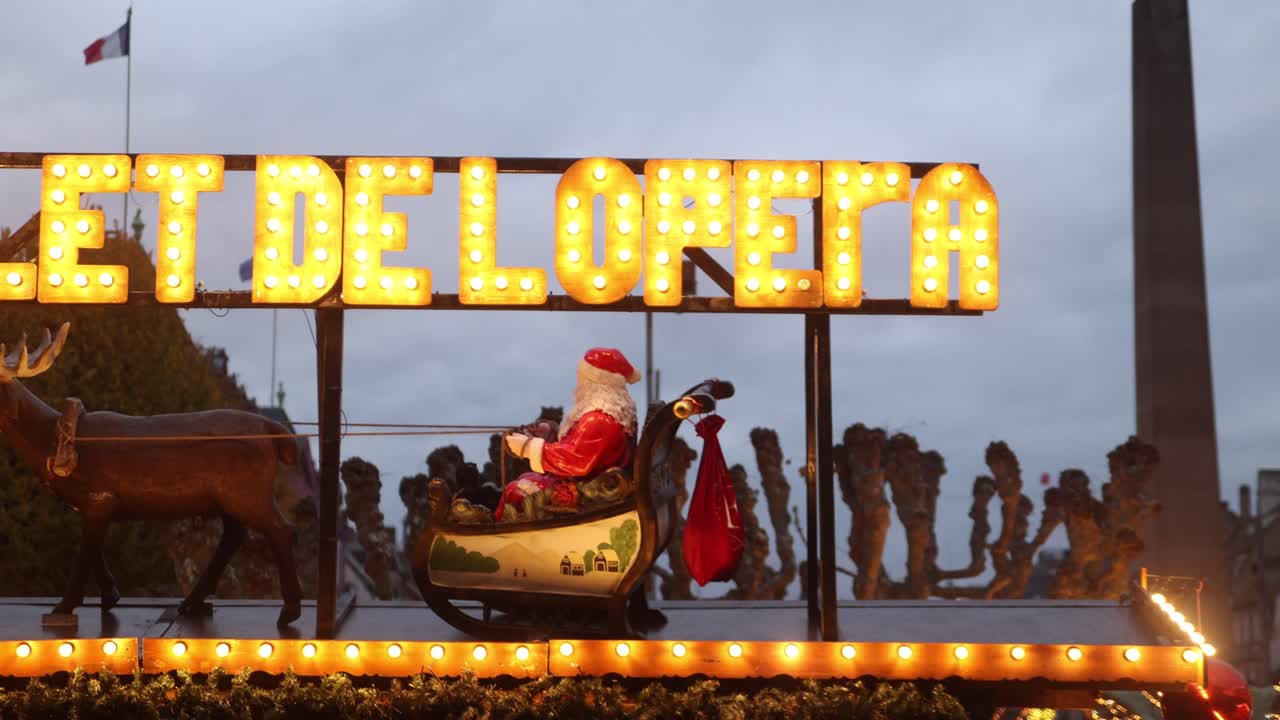 papá noel montando su trineo en un techo en un festivo mercado de navidad en estrasburgo, francia europa