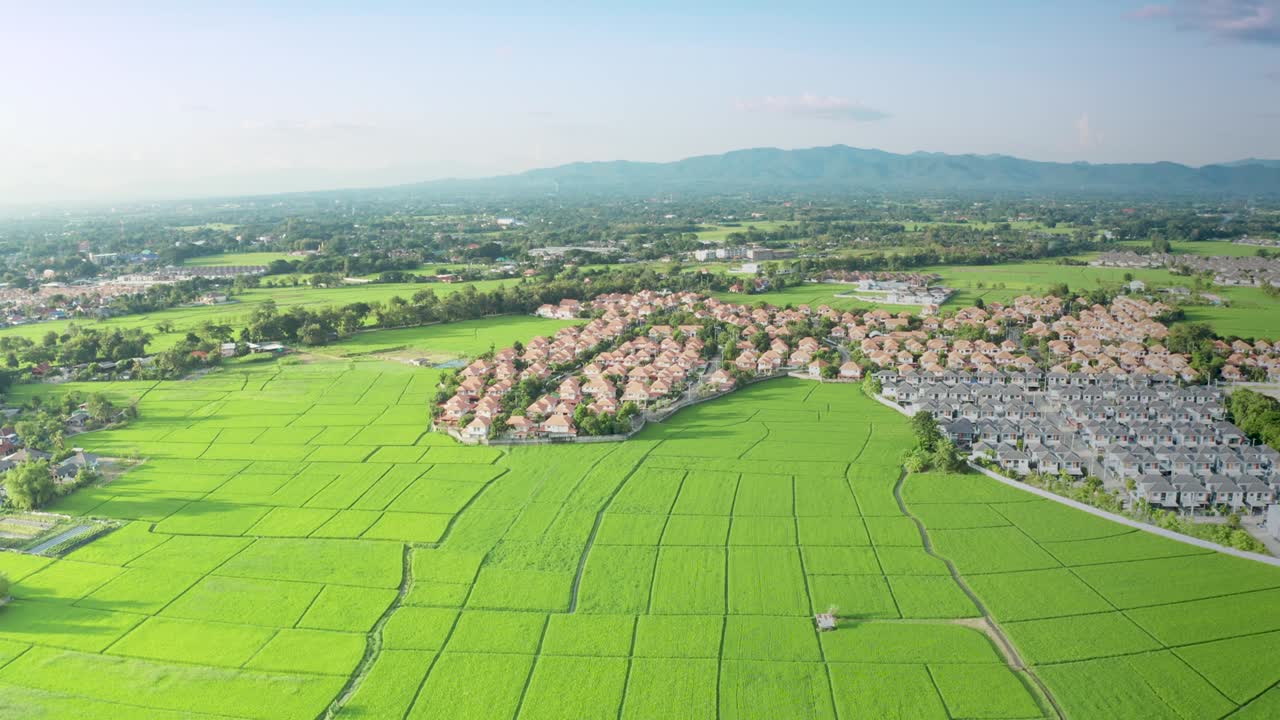 땅과 집은 공중에서 볼 수 있습니다.