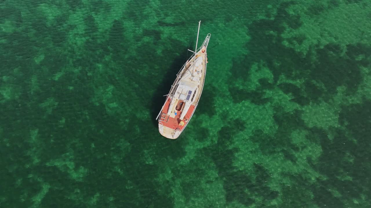 세일링 세레니티: 열대 해역과 세일러 보트의 공중 풍경