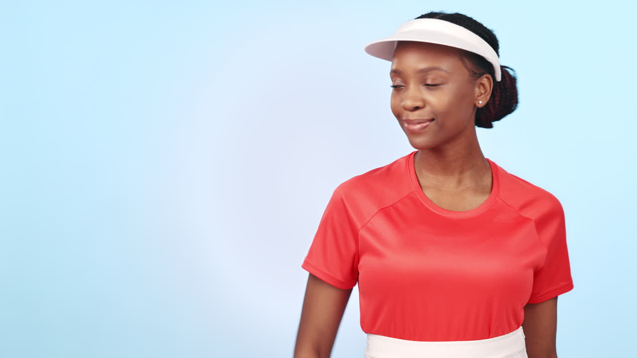 Sorriso sportivo, donna di colore che indica il tennis