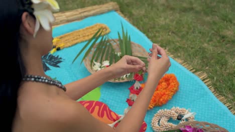 mujer preparando una guirnalda en el jardín 4k