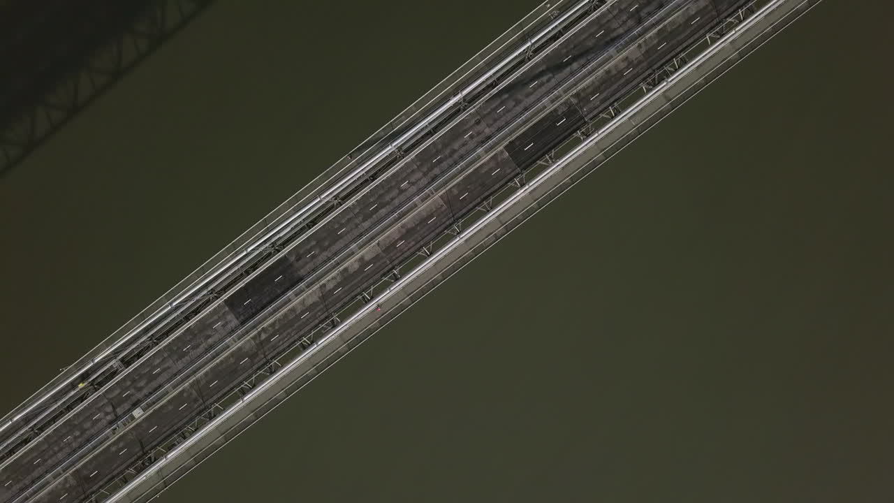 스코틀랜드 서부 로디안의 사우스 퀸스페리에서 화창한 날 오래된 네 번째 도로 다리를 내려다보는 항공 영상