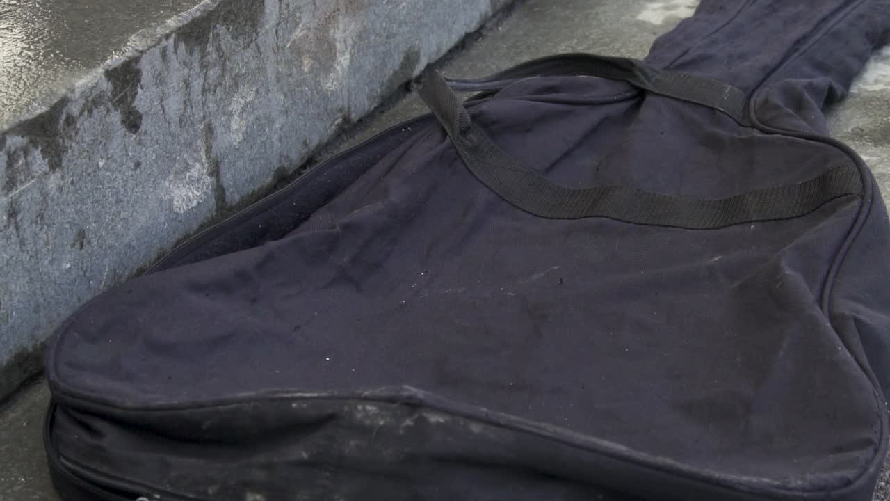 기타 케이스에 있는 러시아 루블