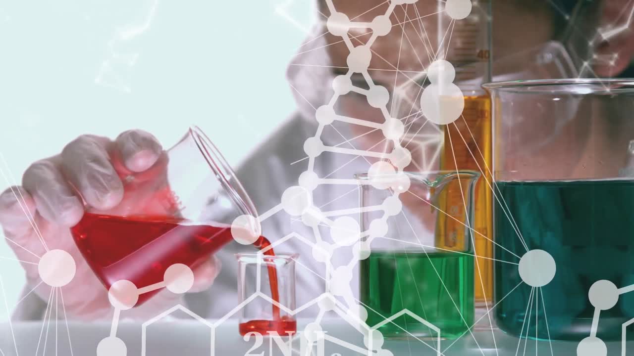 animación de fórmulas químicas sobre una trabajadora de laboratorio caucásica con reactivos