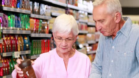 Senior-couple-shopping-in-grocery-store