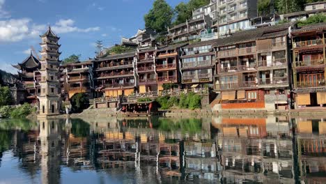 cuento de hadas de madera oriental chino del pueblo de fenghuang