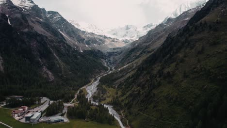 Disfrute-De-Impresionantes-Imágenes-Aéreas-Capturadas-Por-Un-Dron-Mientras-Se-Desliza-Sobre-El-Impresionante-Paisaje-Alpino-Y-Las-Pintorescas-Carreteras-De-Montaña.