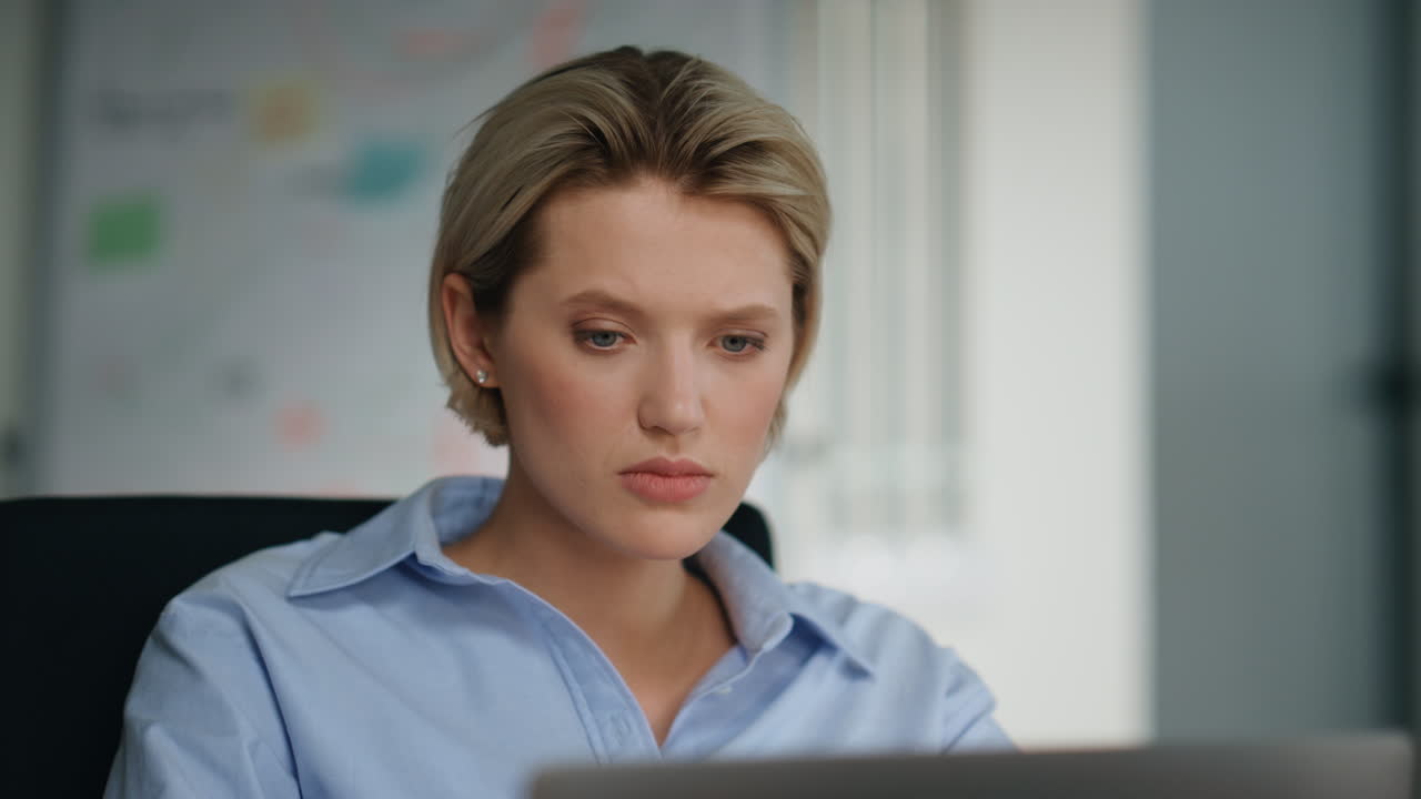 trabajador de oficina desmotivado mirando portátil sentado en el lugar de trabajo de cerca. dama leyendo