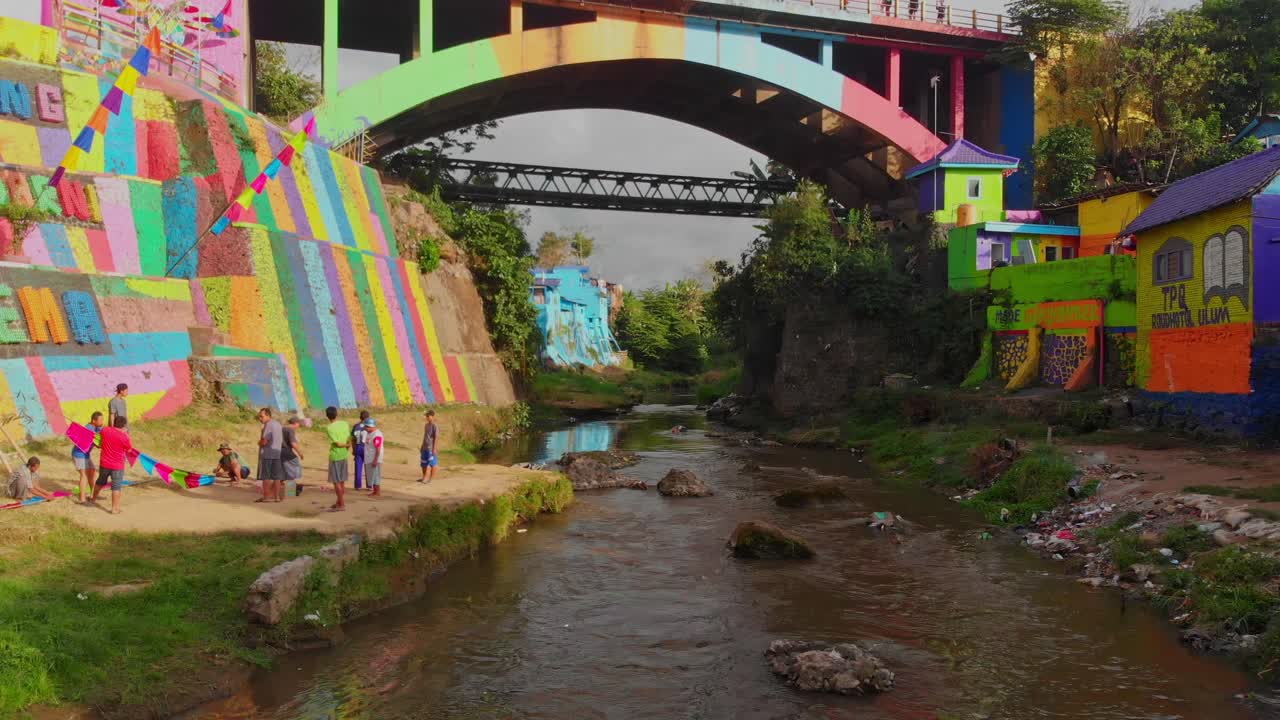 Desa warna-warni Jodipan bersinar cerah. Indonesia, Jawa Timur