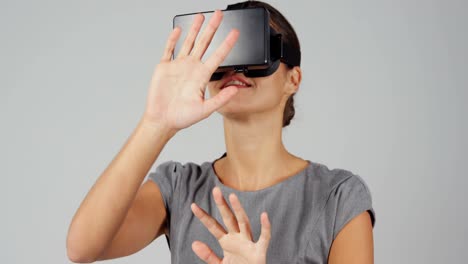 Frau-Mit-Virtueller-Brille