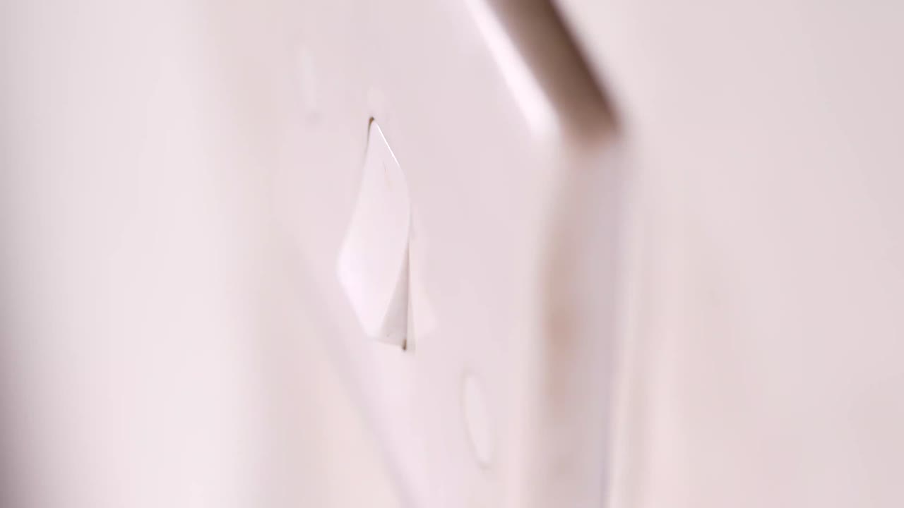 색 벽 조명 스위치의 클로즈업