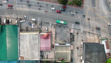 Bonita-Vista-De-Pájaro-Hacia-La-Intersección-Del-Triángulo,-Vehículos-Circulando-Por-Las-Concurridas-Carreteras