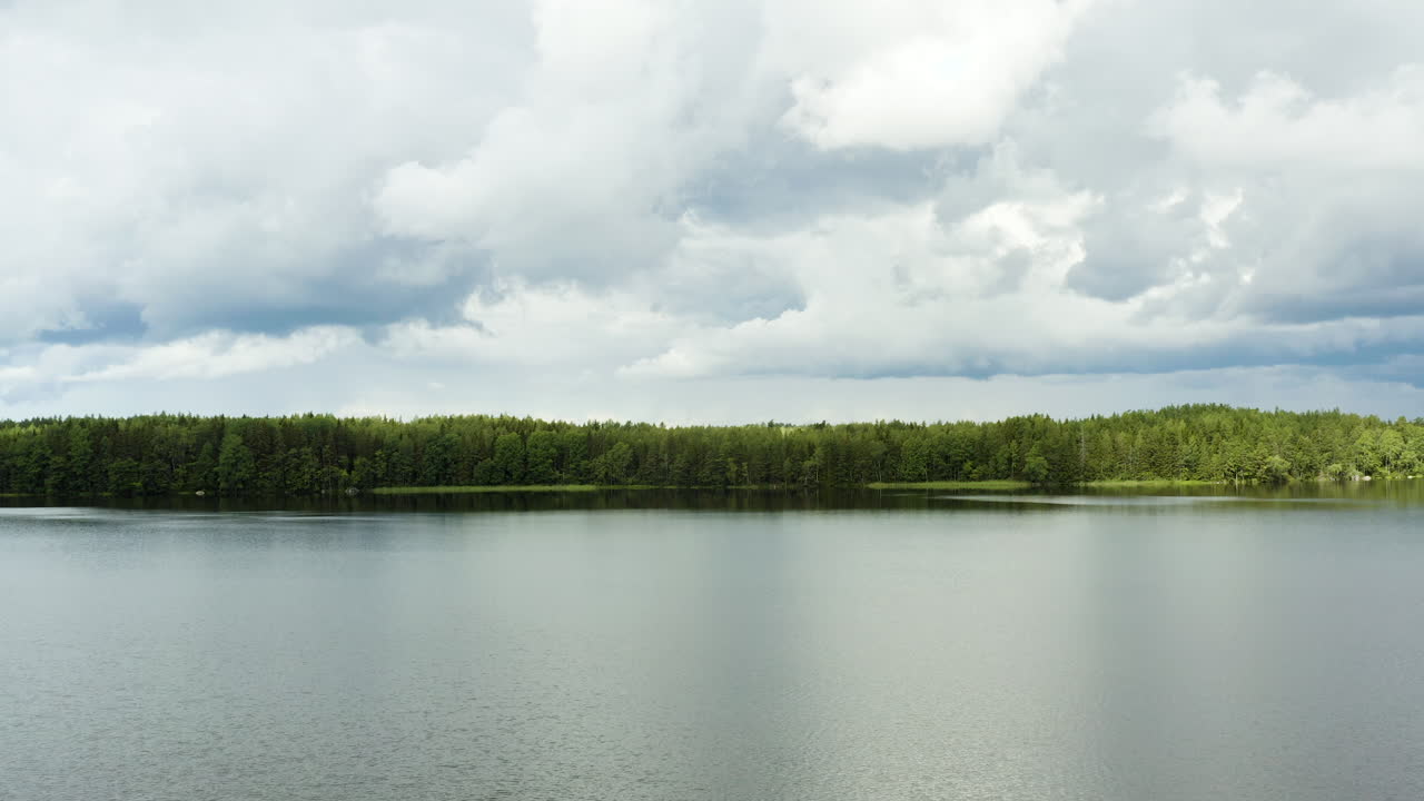 잔잔한 호수 위로, 숲을 향해, 흐리고 부분적으로 화창한 날, 인쿠, 우시마아, 핀란드 - 돌리, 드론 샷