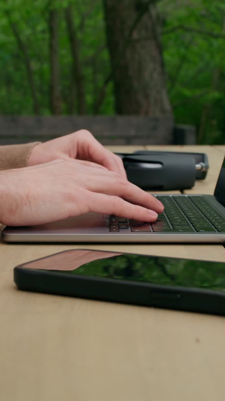 노트북으로 야외에서 일하는 사람