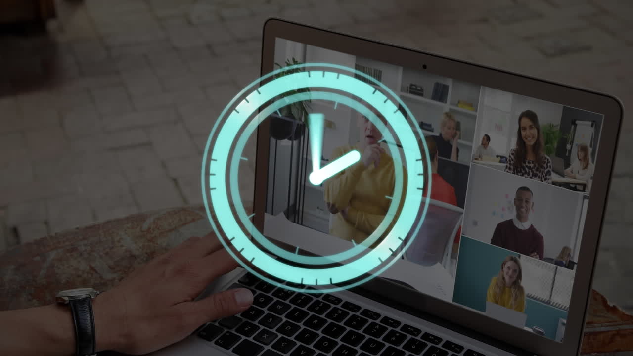 animación de un reloj en movimiento sobre un hombre de negocios caucásico haciendo una videollamada con sus colegas