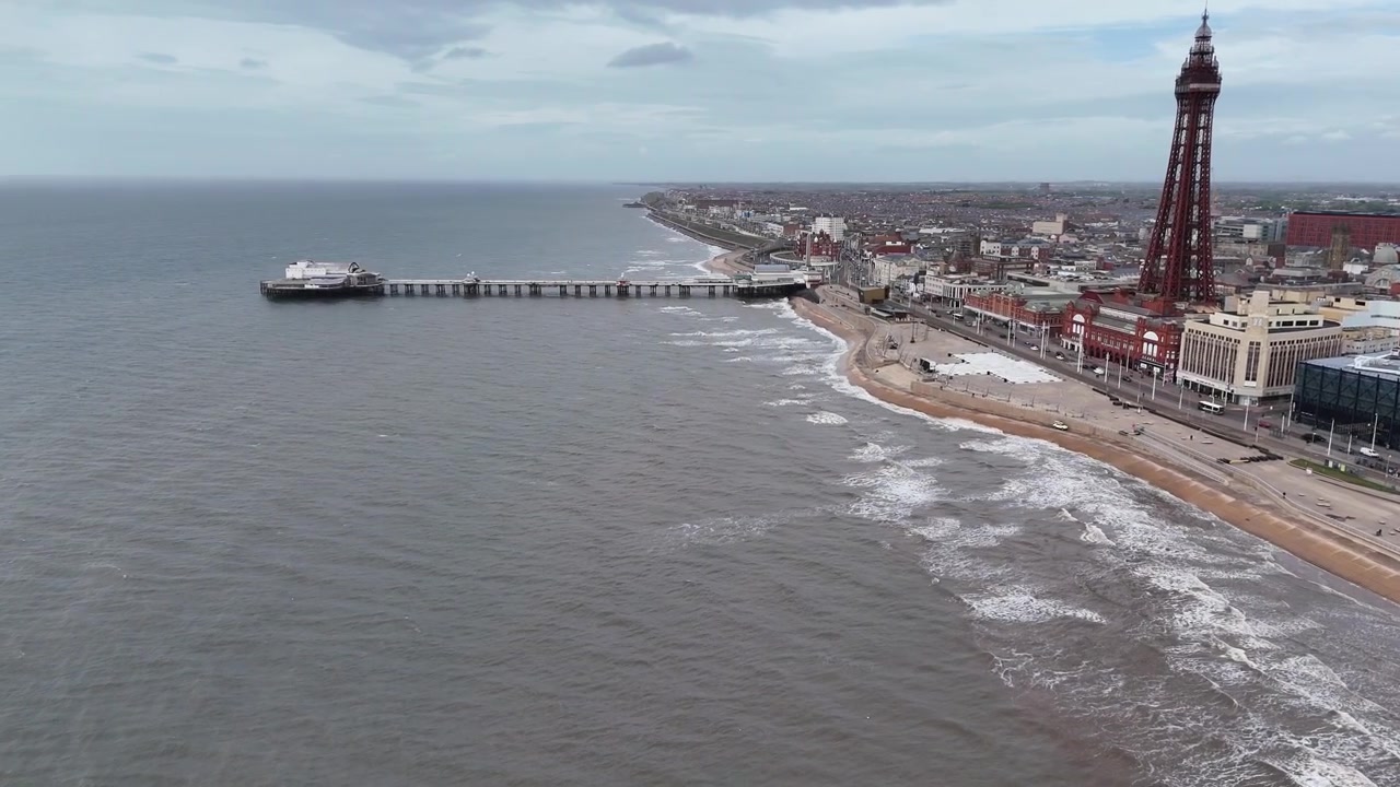 La Tour de Blackpool et la Jetée Nord, Lancashire, Royaume-Uni, vue aérienne par drone.