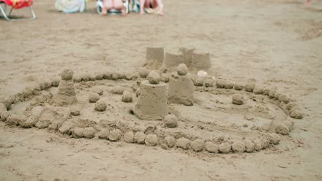 primer plano de la estructura simple del castillo de arena en la playa en verano