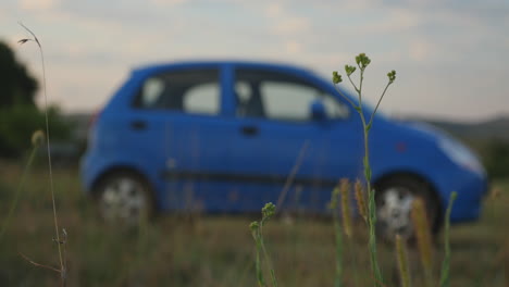 Unscharf-Chevrolet-Spark-Im-Hintergrund