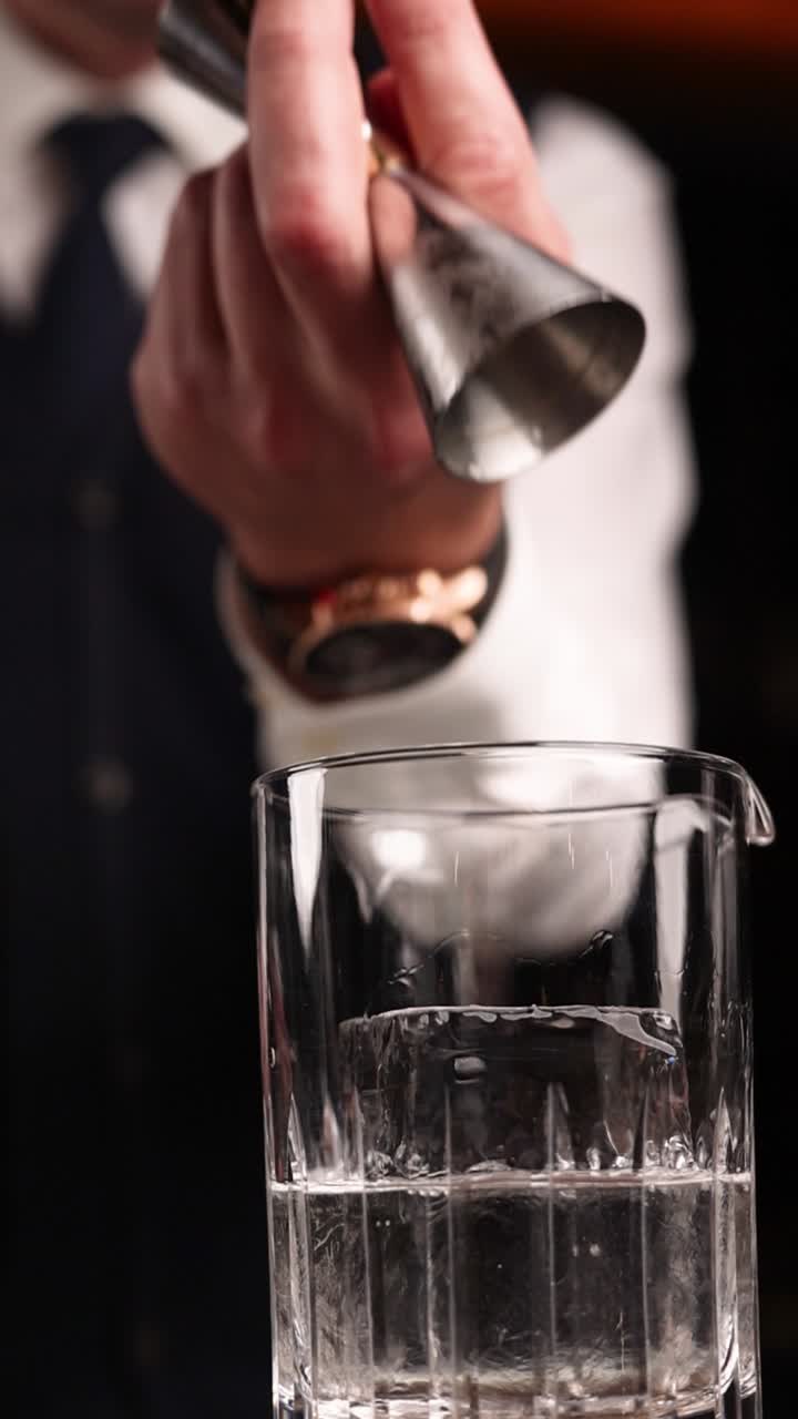 el camarero preparando un cóctel.