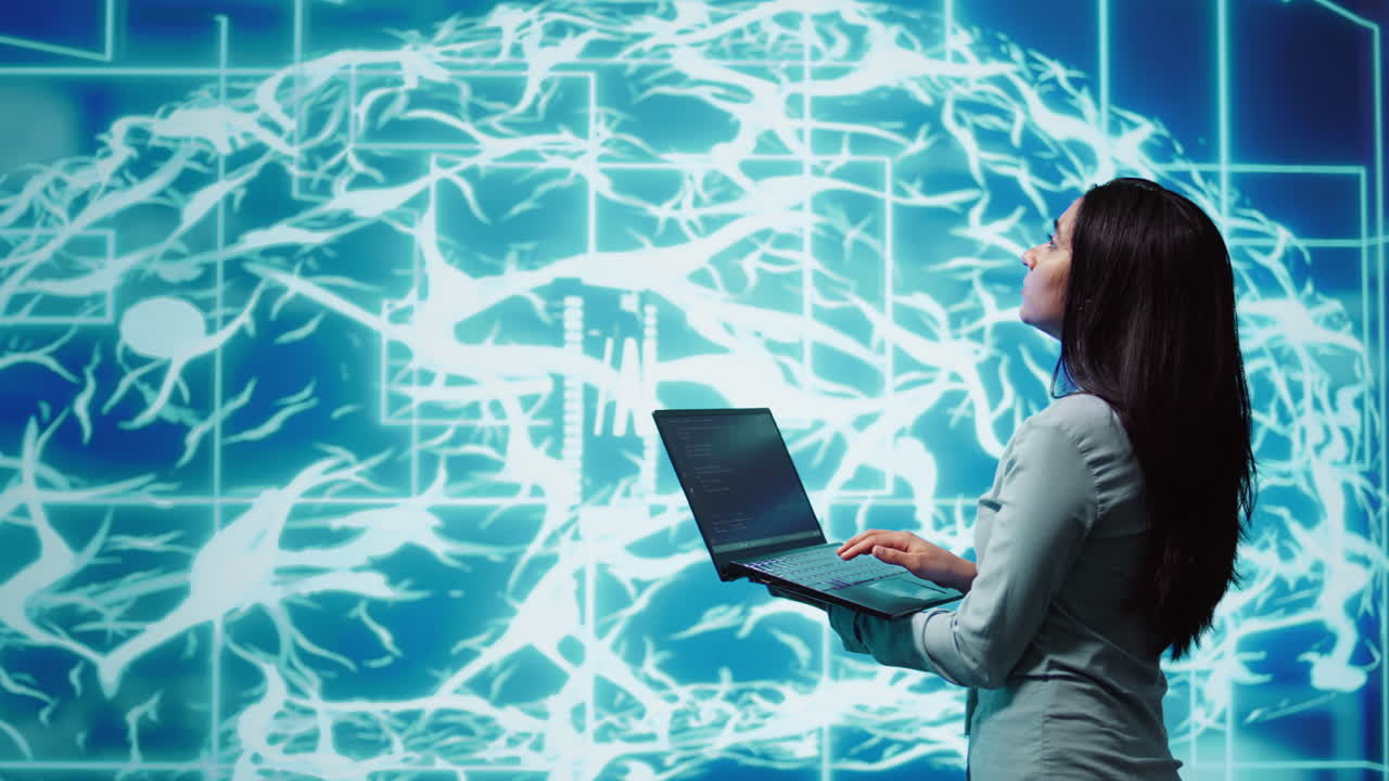 científico informático trabajando en una computadora portátil, programando inteligencia artificial