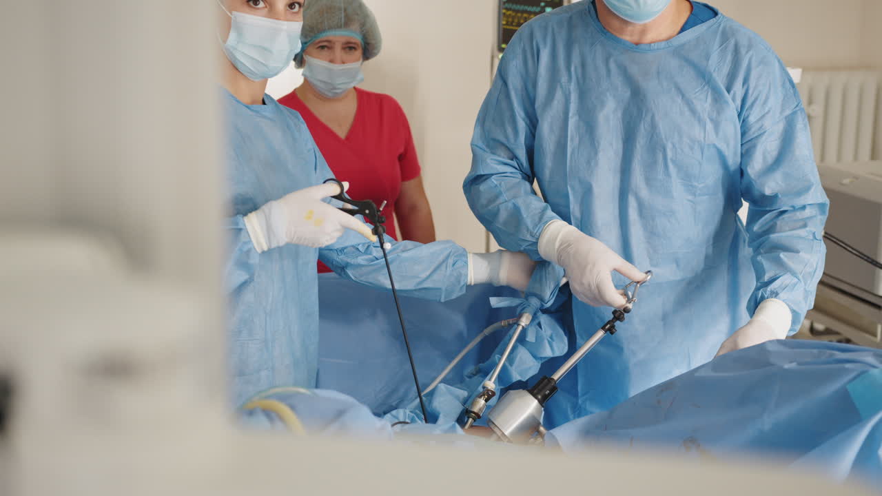 procedimiento quirúrgico en una sala de operaciones