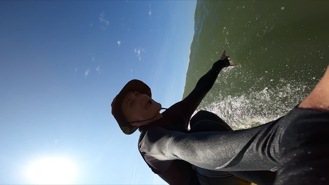 surfeando en una tabla amarilla en vietnam y filmándose a sí mismo, pov
