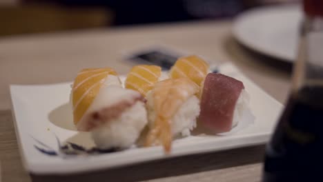 comiendo sushi con palillos