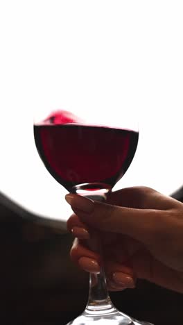 mujer disfrutando de un vaso de vino rojo