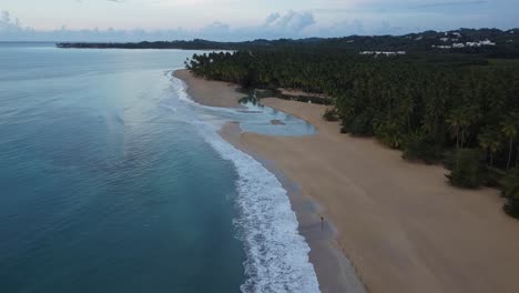 vista aérea de la pintoresca playa cosón cerca de las terranas en la península de samaná en la república dominicana