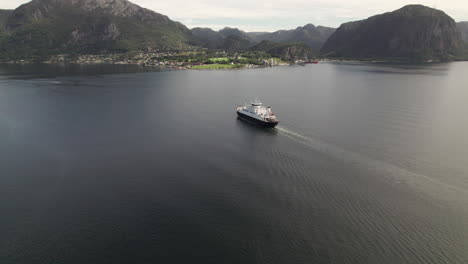 Herausziehender-Drohnenschuss-Einer-Autofähre,-Die-Einen-Wunderschönen-Fjord-In-Norwegen-überquert,-Lauvvika-Oanes,-In-Der-Nähe-Von-Stavanger,-Sonniger-Sommertag