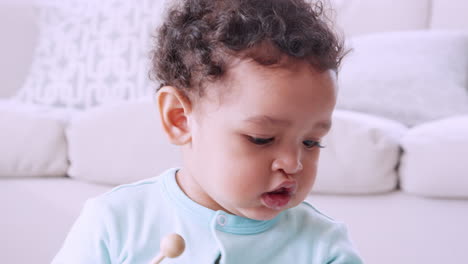 Niño-Negro-Tocando-El-Xilófono-En-El-Salón