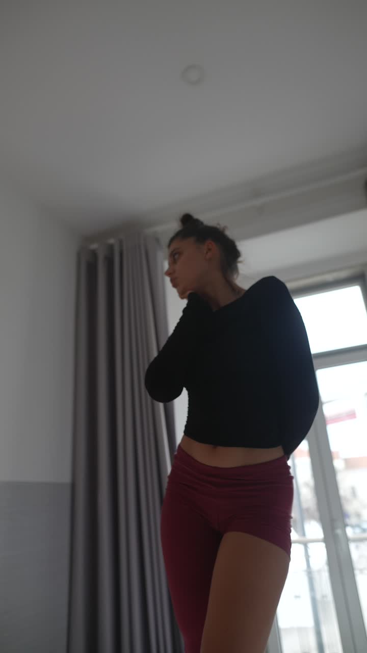 Donna che salta sul letto
