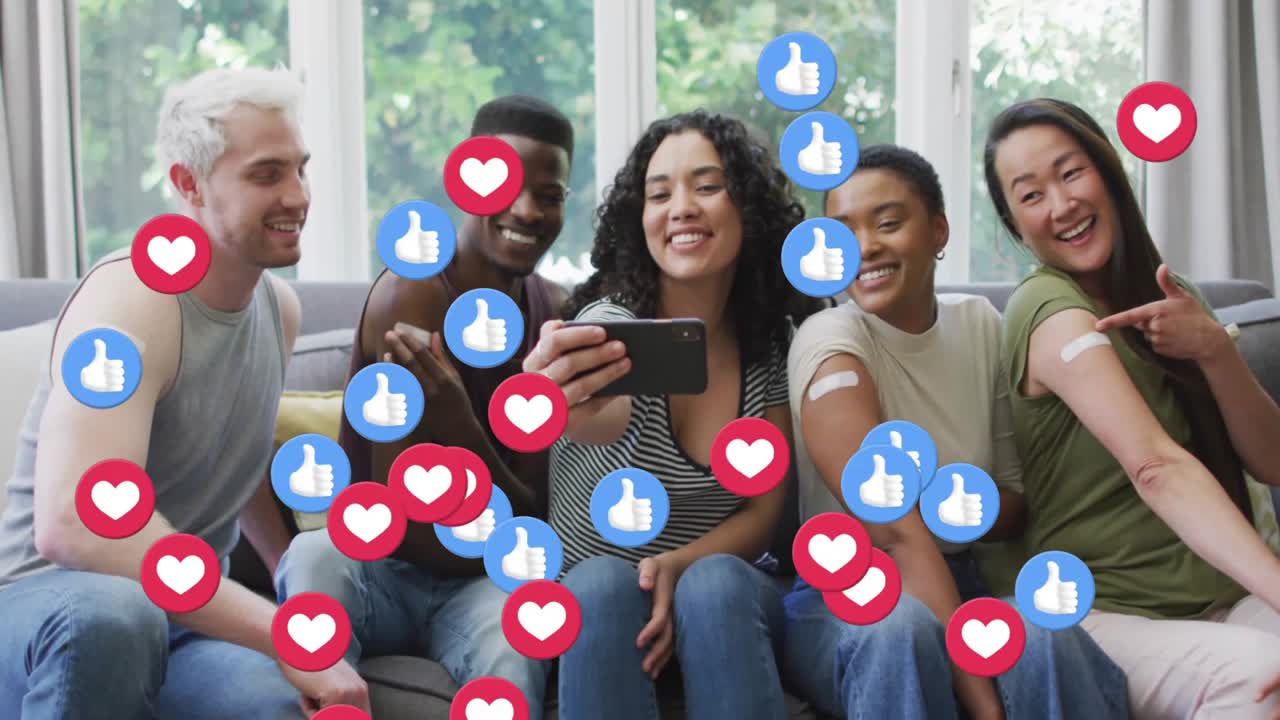Kvinde tapper på telefon og filmer venner, der viser bandager med flydende sociale medier-reaktioner.