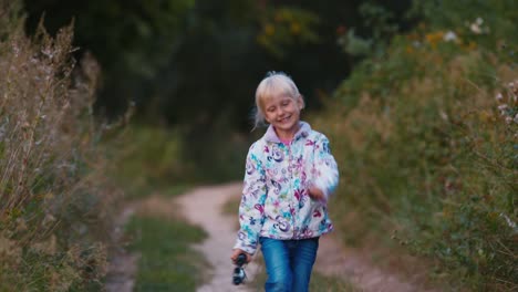 Ein-Kind-Mit-Fernglas-Geht-Den-Weg-Entlang