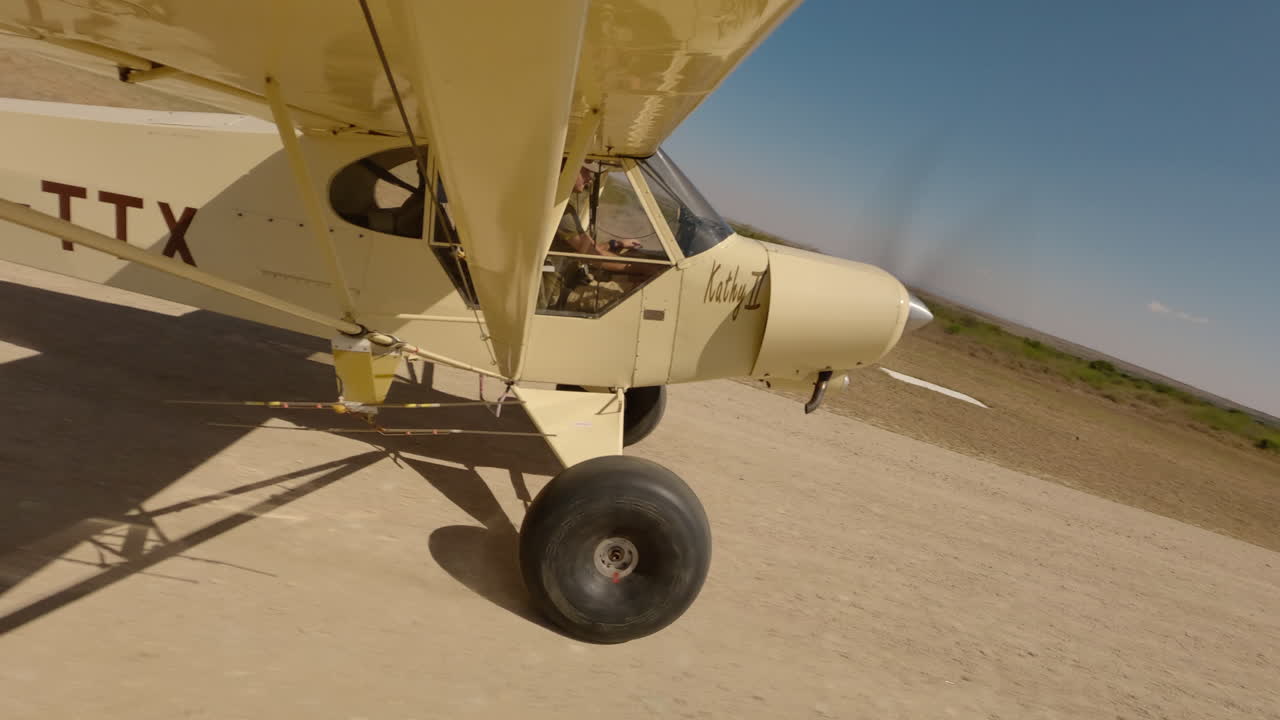 Piccolo aereo leggero in rullaggio e decollo su una pista di atterraggio