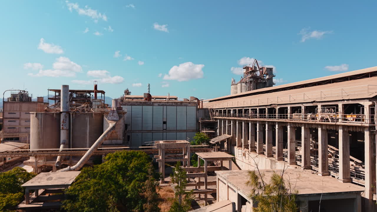 Vista aérea de una fábrica de cemento abandonada