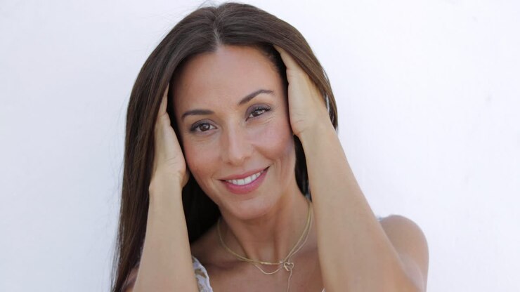 wanita yang percaya diri berpose di dinding