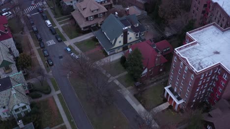 Drone-Se-Desliza-Lateralmente-Sobre-Los-Tejados-Del-Centro-De-Brooklyn,-Nueva-York