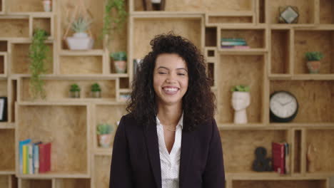 Retrato-De-Una-Hermosa-Y-Elegante-Mujer-De-Negocios-Hispana-Sonriendo-Feliz-Sintiéndose-Segura-De-Sí-Misma-Ejecutiva-Corporativa-Motivada-Y-Exitosa