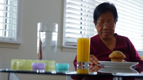 Mujer-Mayor-Desayunando