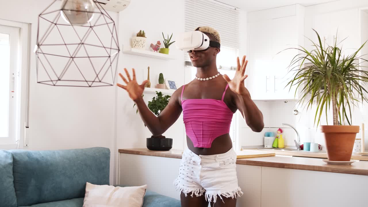 Person med virtual reality i et moderne hjem