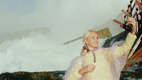 Frau-Macht-Selfie-Bei-Den-Niagarafällen
