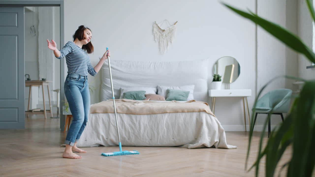 을 는 동안 춤을 추는 여자