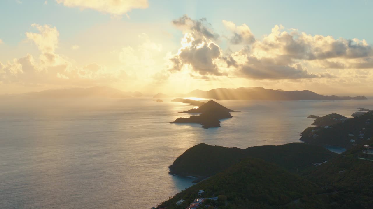 Area costiera panoramica di Mandal Point all'alba sulla costa settentrionale di St. Thomas nelle Isole Vergini Americane
